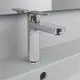Waschtischarmatur von Ideal Standard mit Chromoberfläche. Einfache Bedienung und schlichte Form. Montiert auf einem Waschbecken mit Ablauföffnung.